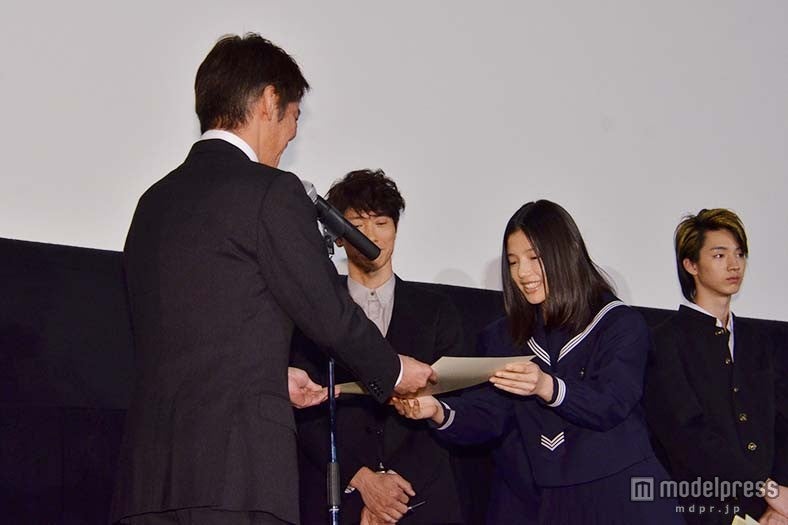 成島監督から卒業証書を受け取る石井杏奈