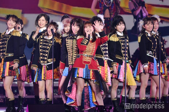 大島優子(中央)「峯岸みなみ卒業コンサート~桜の咲かない春はない~」(C)モデルプレス