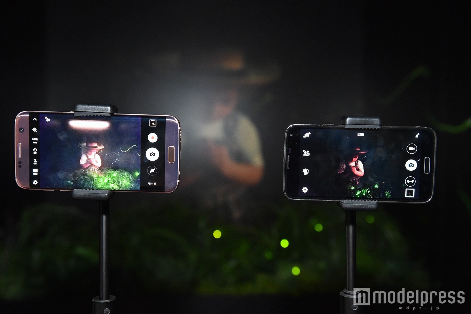 「Galaxy S7 edge」（左）と従来（右）の暗闇撮影の比較（C）モデルプレス