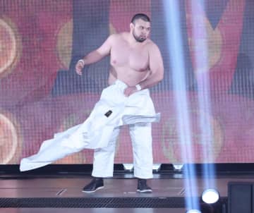 ドーム騒然 プロレスデビューのウルフアロンが丸刈り姿で登場 柔道着脱ぎ捨て、決意の黒のショートタイツ入場 柔道代表監督・鈴木桂治氏が陣太鼓で送り出す