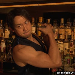 山本耕史 筋肉隆々のバーテンダーに 主演ドラマ 抱かれたい12人の女たち で女優と即興劇 モデルプレス