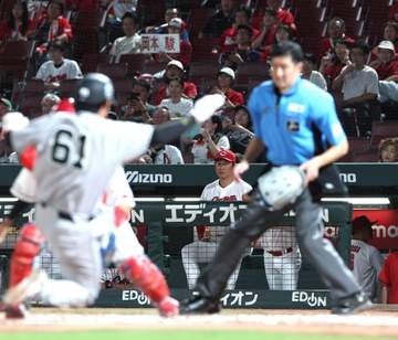 広島が延長激闘落とし痛恨2連敗で最下位転落 自力CSが消滅 八回佐々木が逆転2ラン、勝利まであと1死もリード守れず 延長11回に岡本が崩れる