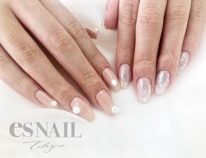 大人な印象のヌーディーカラー×フィルム(画像提供:esNAIL)