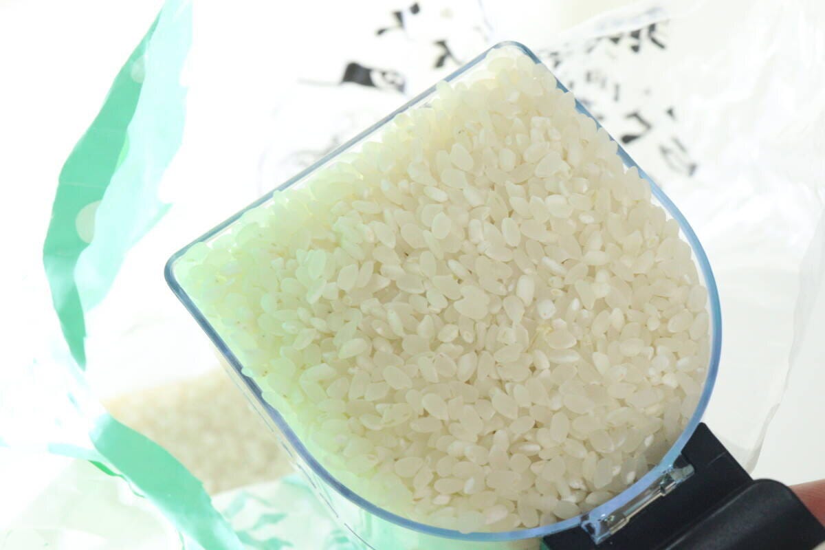 計量カップにすりきり一杯のお米が入っている 計量カップにすりきり一杯のお米が入っている