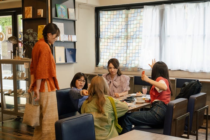 北村優衣、木竜麻生、谷まりあ、藤間爽子、桜井玲香「つづ井さん」第6話(C)つづ井/文藝春秋/「つづ井さん」製作委員会