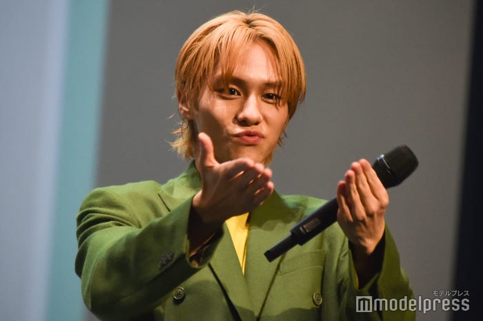 正解したブロックの観客に投げキスをする山下幸輝「ホミパリ Twenty-2 Birthday Zepp Tour」(C)モデルプレス