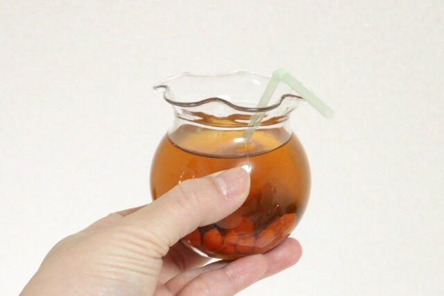 セリアの金魚鉢風PET容器になつめ茶
