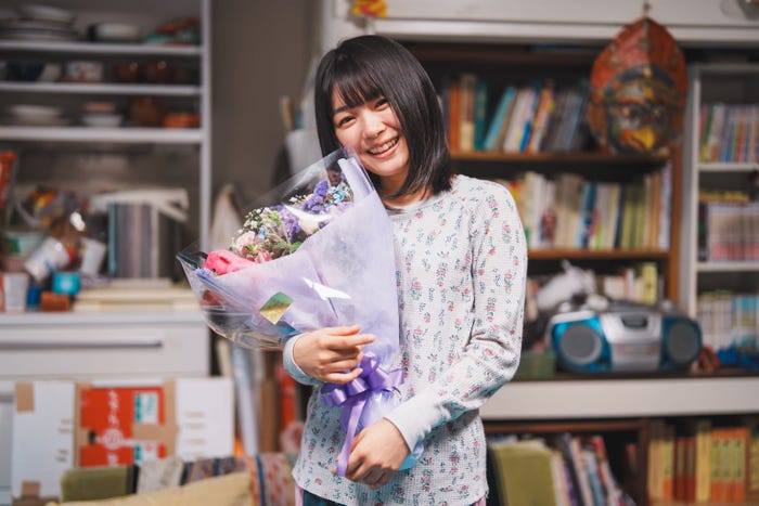 渡邉心結「こんばんは、朝山家です。」(C)ABCテレビ