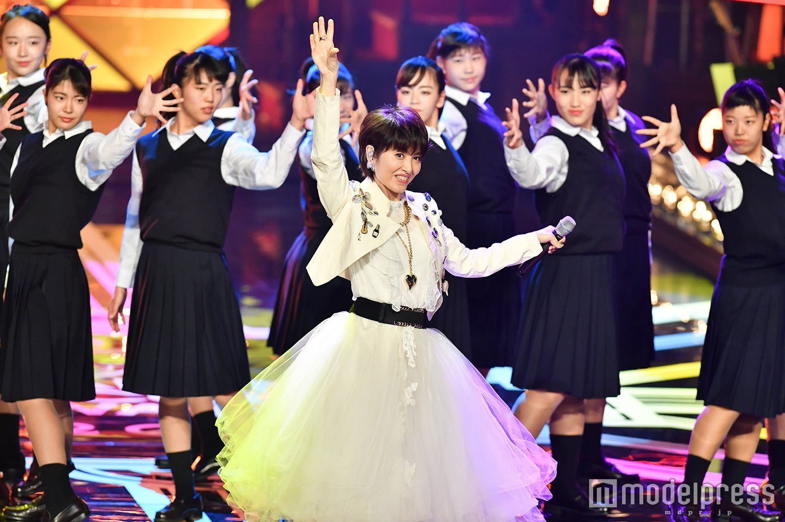 荻野目洋子、登美丘高校ダンス部 （C）モデルプレス