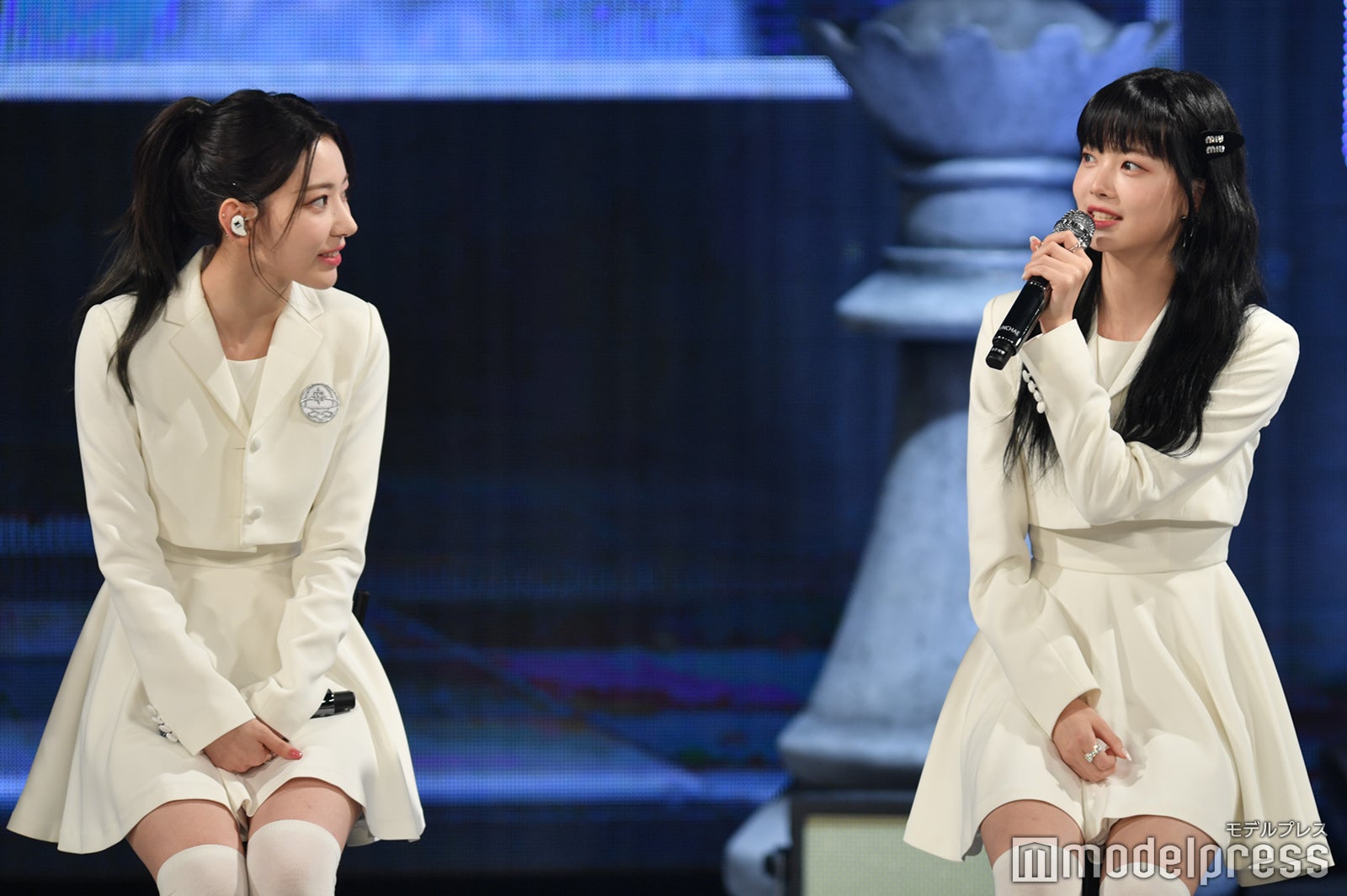 オンニのSAKURAにポーズ指導する“先生”EUNCHAE （C）モデルプレス