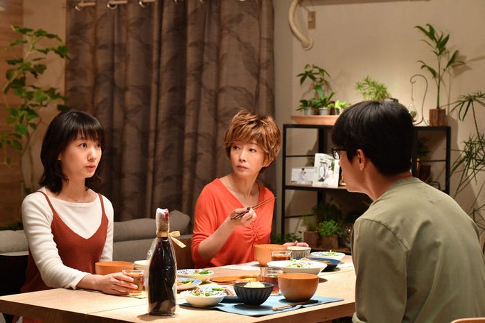 波瑠、麻生祐未、東出昌大/「あなたのことはそれほど」第3話より(画像提供:TBS)