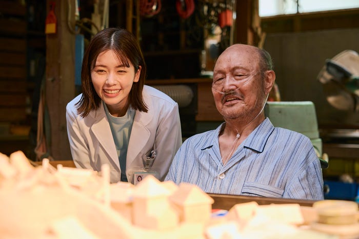 小芝風花、石橋蓮司「19番目のカルテ」第6話(C)TBSスパークル/TBS(撮影:加藤春日)