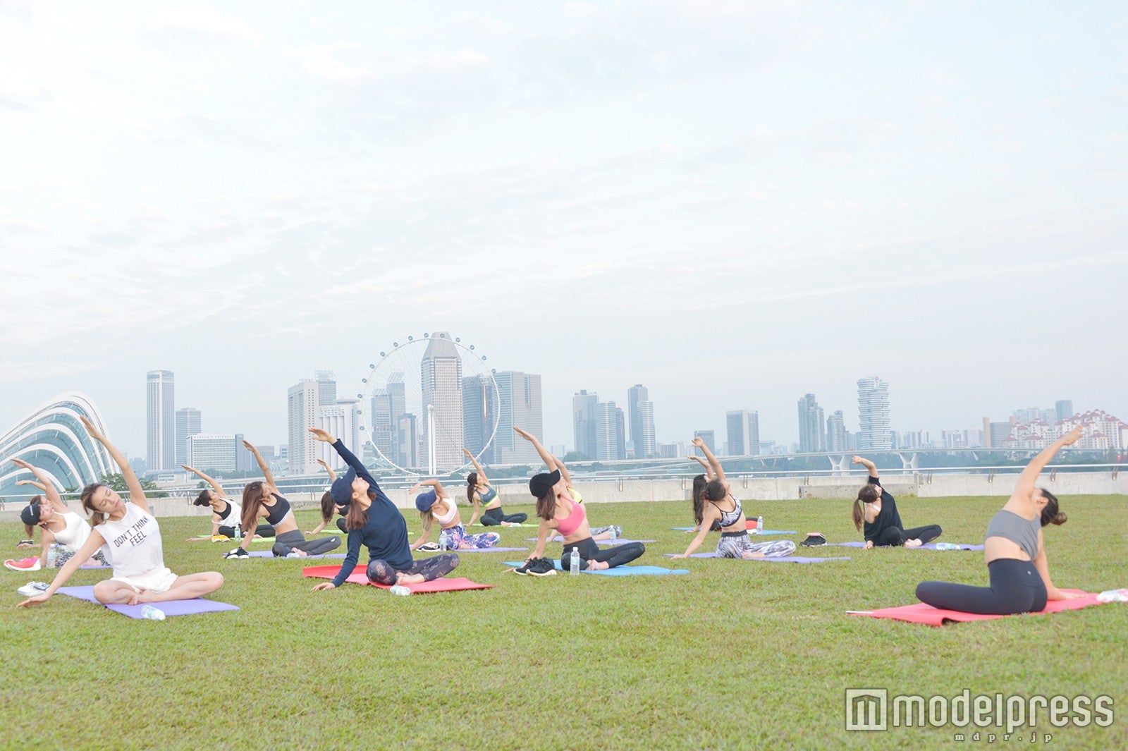ヨガに挑戦する参加者たち （C）モデルプレス