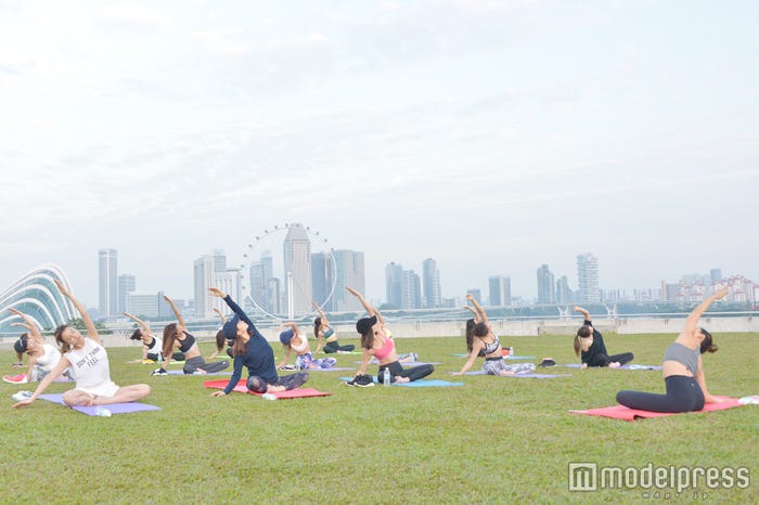 ヨガに挑戦する参加者たち (C)モデルプレス