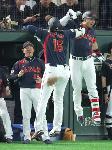 大谷翔平×鈴木誠也のド迫力エルボータッチ 井端監督も思わず「おおっ！」ベンチでは指揮官と一緒に絶叫シーンも 侍Jの雰囲気にじんだワンシーン
