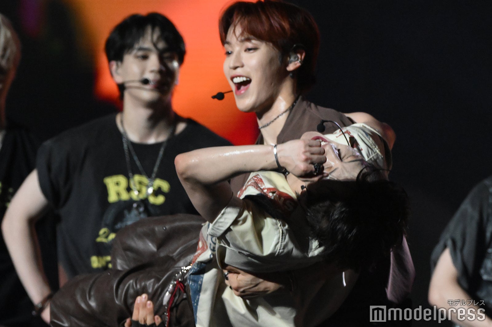 河野純喜をお姫様抱っこする與那城奨（C）モデルプレス