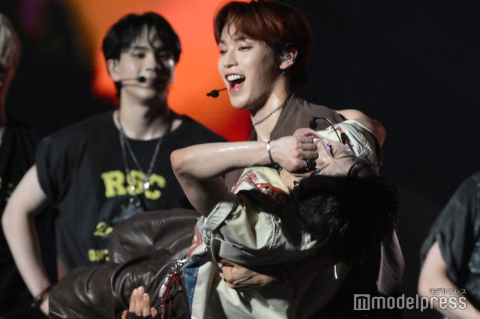 河野純喜をお姫様抱っこする與那城奨(C)モデルプレス