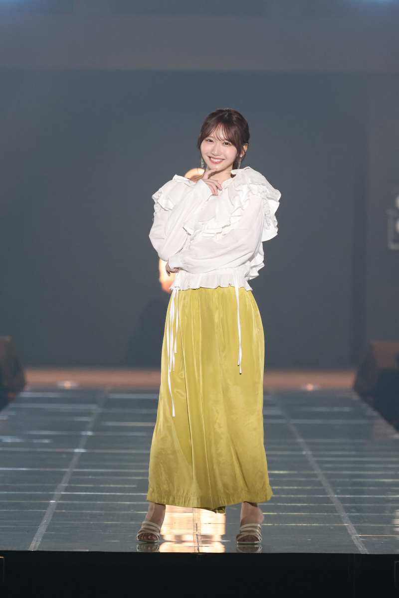 日向坂46藤嶌果歩、金木犀カラーのフレアスカートでエレガントに 弾けるような笑顔も