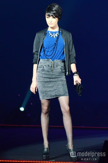 薄手のショート丈ブルゾンは着回し力抜群。タイトなスカートにトップスをインして大人カジュアルに。