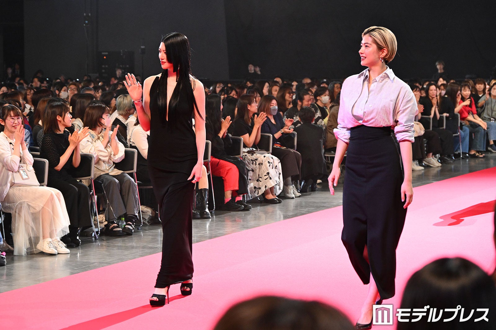 三吉彩花、佐久間由衣（C）モデルプレス