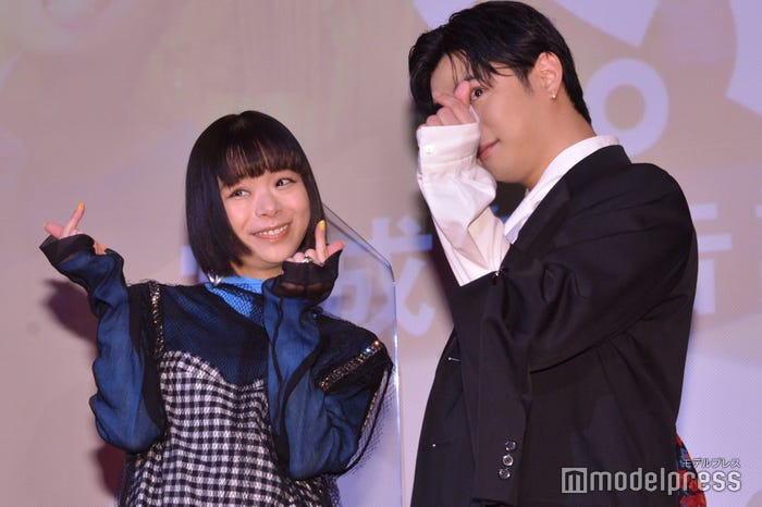 全力で指ハートを決める趣里、千葉雄大(C)モデルプレス