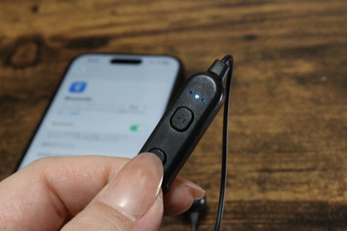 ダイソー アルミニウムワイヤレスイヤホン(BT008、ブラック) ダイソーのアルミニウムワイヤレスイヤホン(BT008、ブラック)の使用例