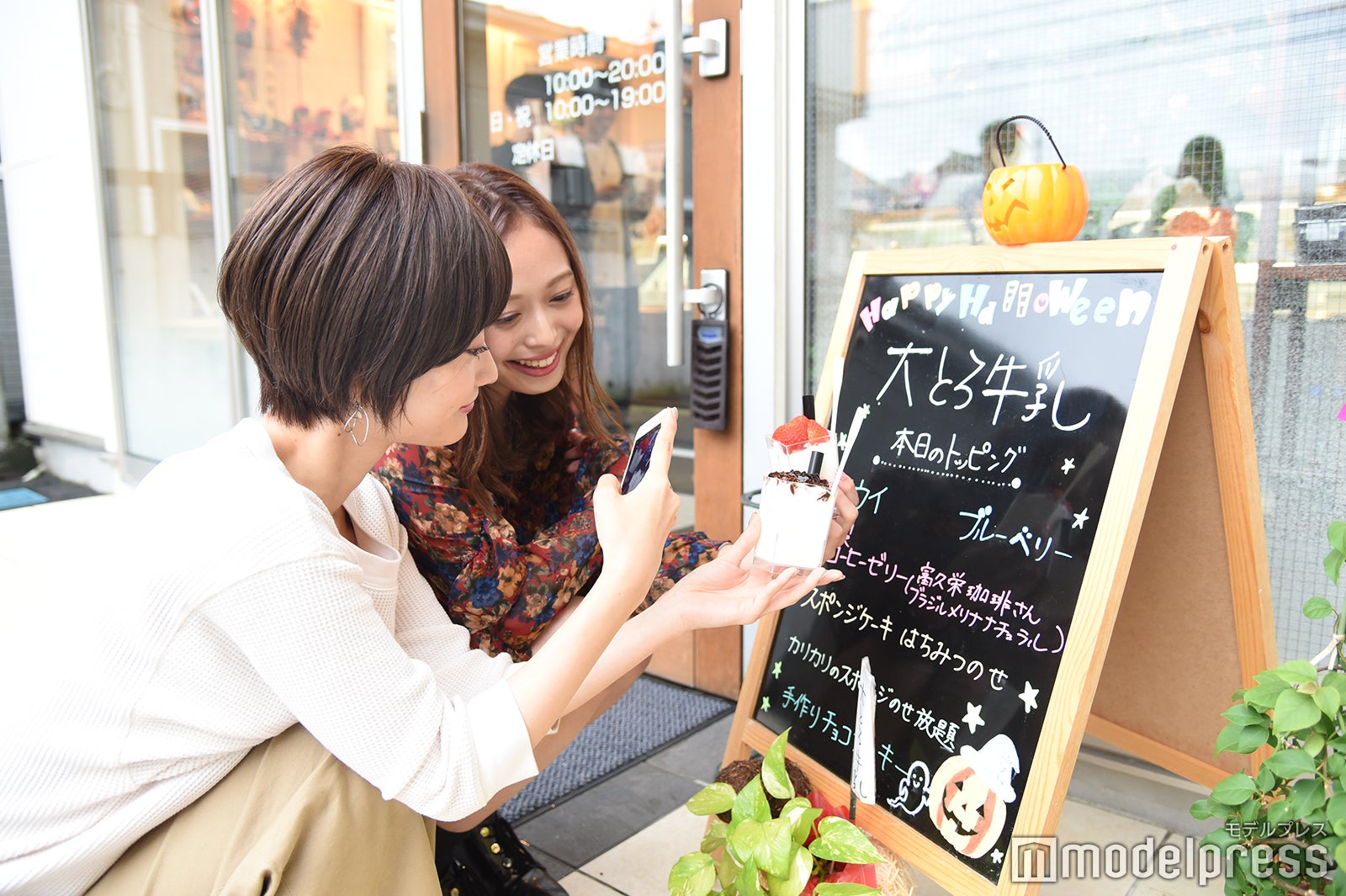 食べる前にSNSにアップして（C）モデルプレス