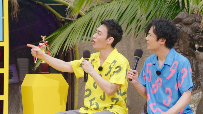 (左から)草なぎ剛、稲垣吾郎/新CM「ロトもだち選手権in沖縄」篇より(提供写真)