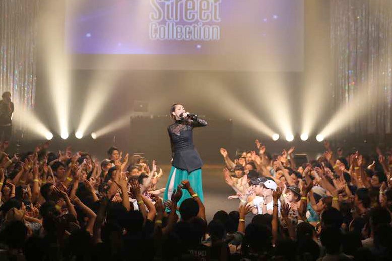 小柳ゆき （C）Tokyo Street Collection／撮影協力：千株式会社