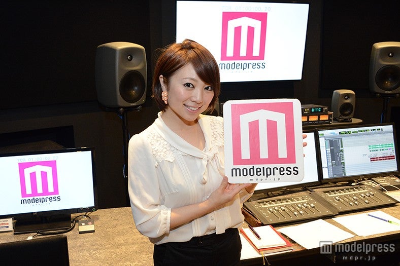 モデルプレスCM“通常編”のナレーションを務めた真鍋摩緒