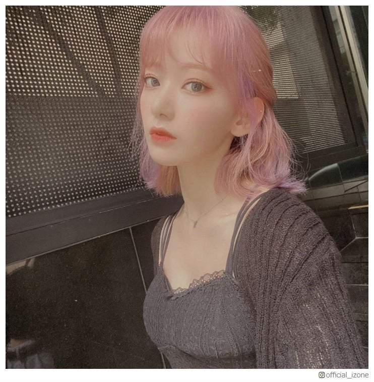 IZ*ONE宮脇咲良、“紫ヘア”にイメチェン「美しすぎ」「天使」と絶賛の声