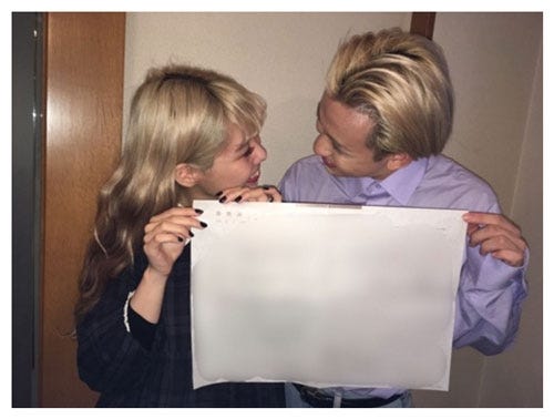 結婚を発表したぺこ&りゅうちぇる /ぺこ公式ブログ(Ameba)より