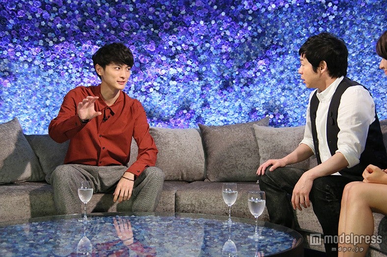 スタジオでトークする高良健吾（写真左）／画像提供：日本テレビ