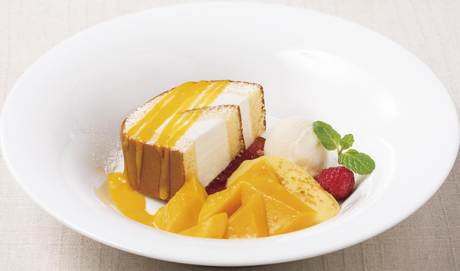 ロールdeマンゴー537円（税別）／画像提供：セブン＆アイ・フ－ドシステムズ