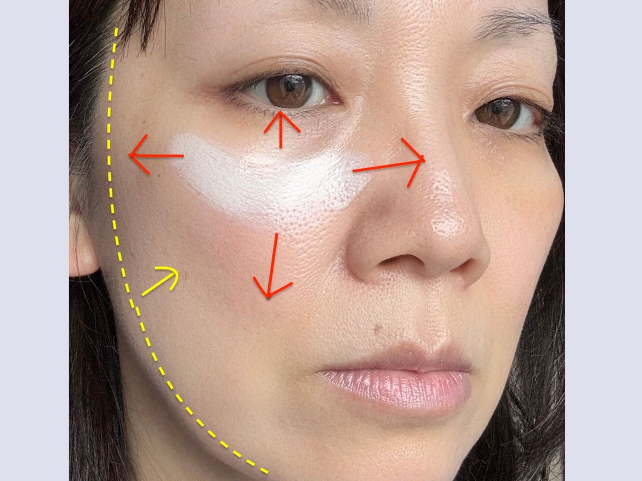 化粧下地もファンデも目の下から徐々に薄くなるように赤矢印方向に塗り、イエローの点線辺りでフェードアウトする