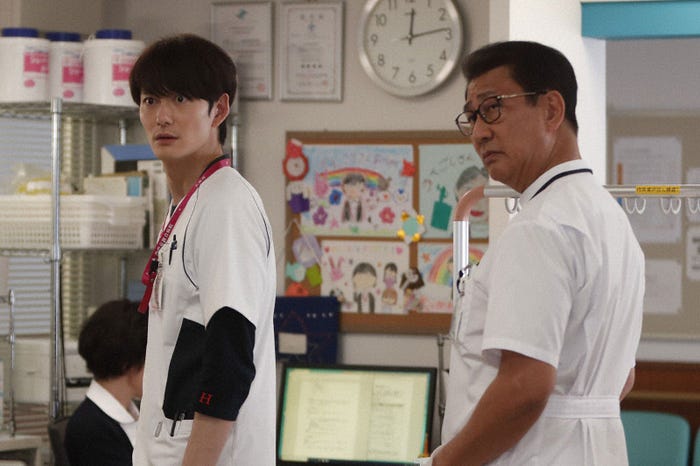 岡田将生、中井貴一「ザ・トラベルナース」第4話(C)テレビ朝日