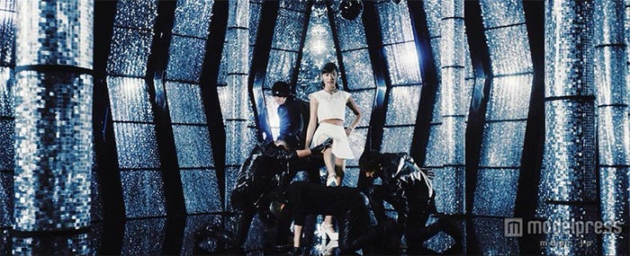 藤田奈那「右足エビデンス」MVより