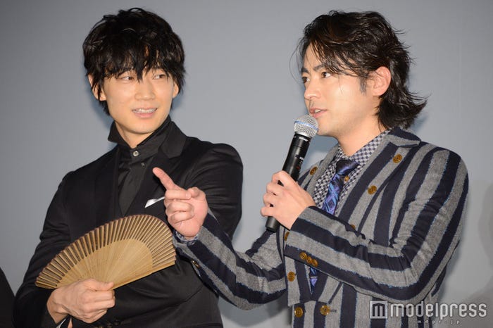 綾野剛&山田孝之、2016年10月22日の舞台挨拶にて(C)モデルプレス