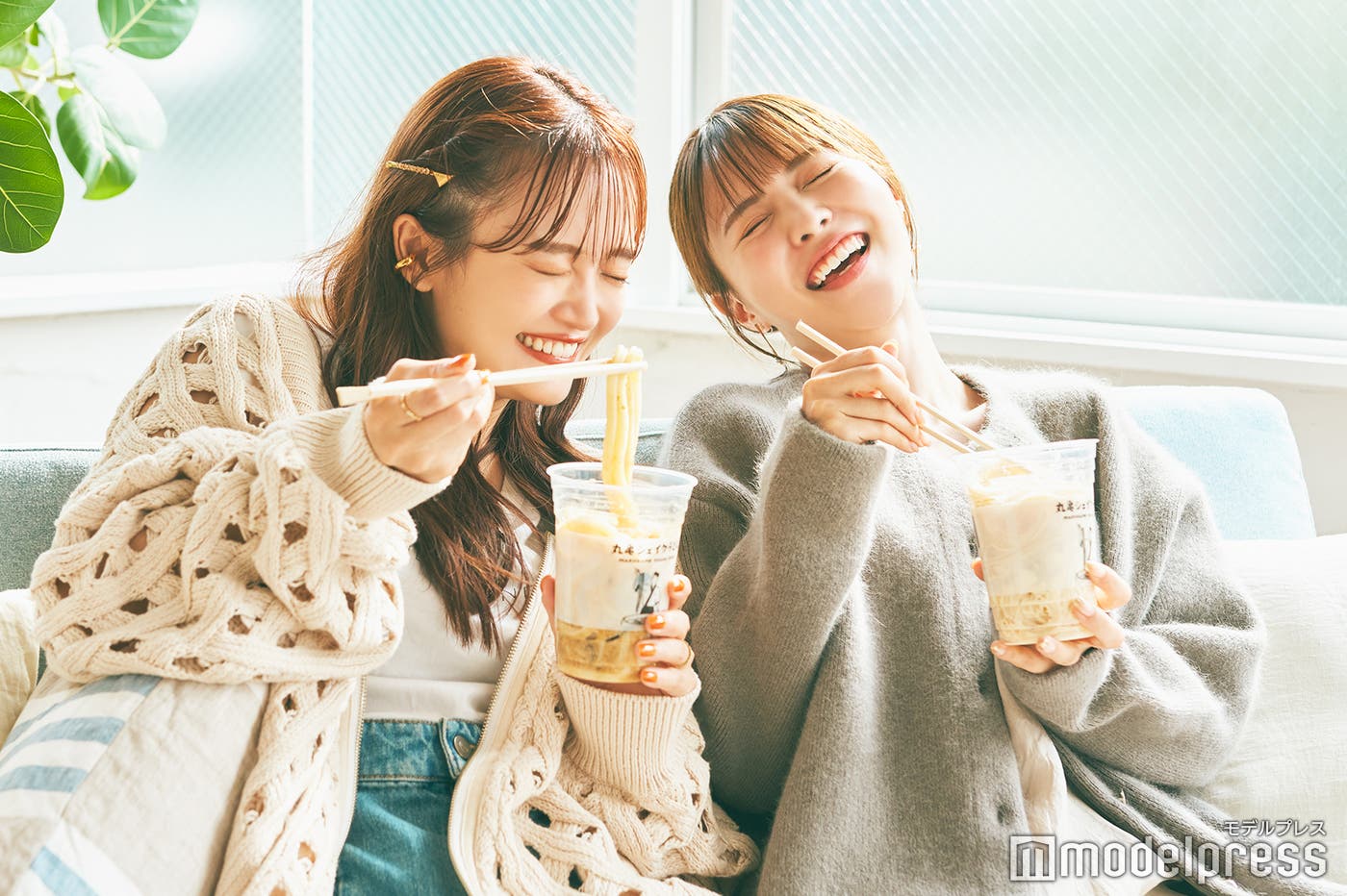 動画鑑賞を楽しむ新田さちかと田久保夏鈴(C)モデルプレス