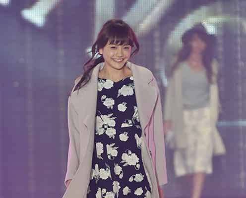 松井愛莉、スラリ美脚披露 キュートな笑顔でランウェイを飾る<関コレ2015A/W>
