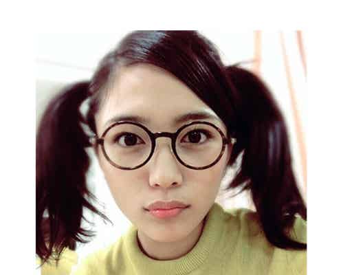 川口春奈、ツインテール×丸メガネで「あられちゃんになってみた」