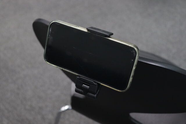 どこでも挟めるトラベルスマホホルダー　安定