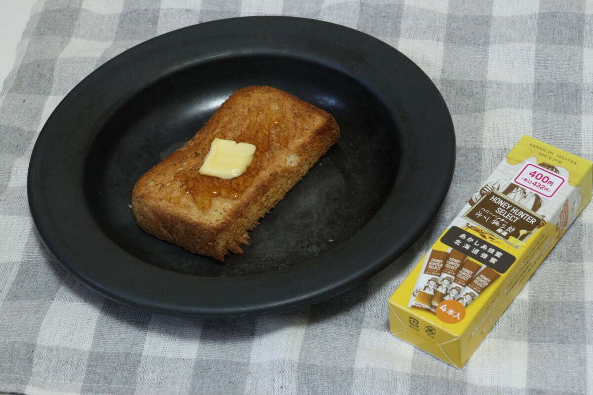 ダイソーのあかしあ蜂蜜をトーストにかける