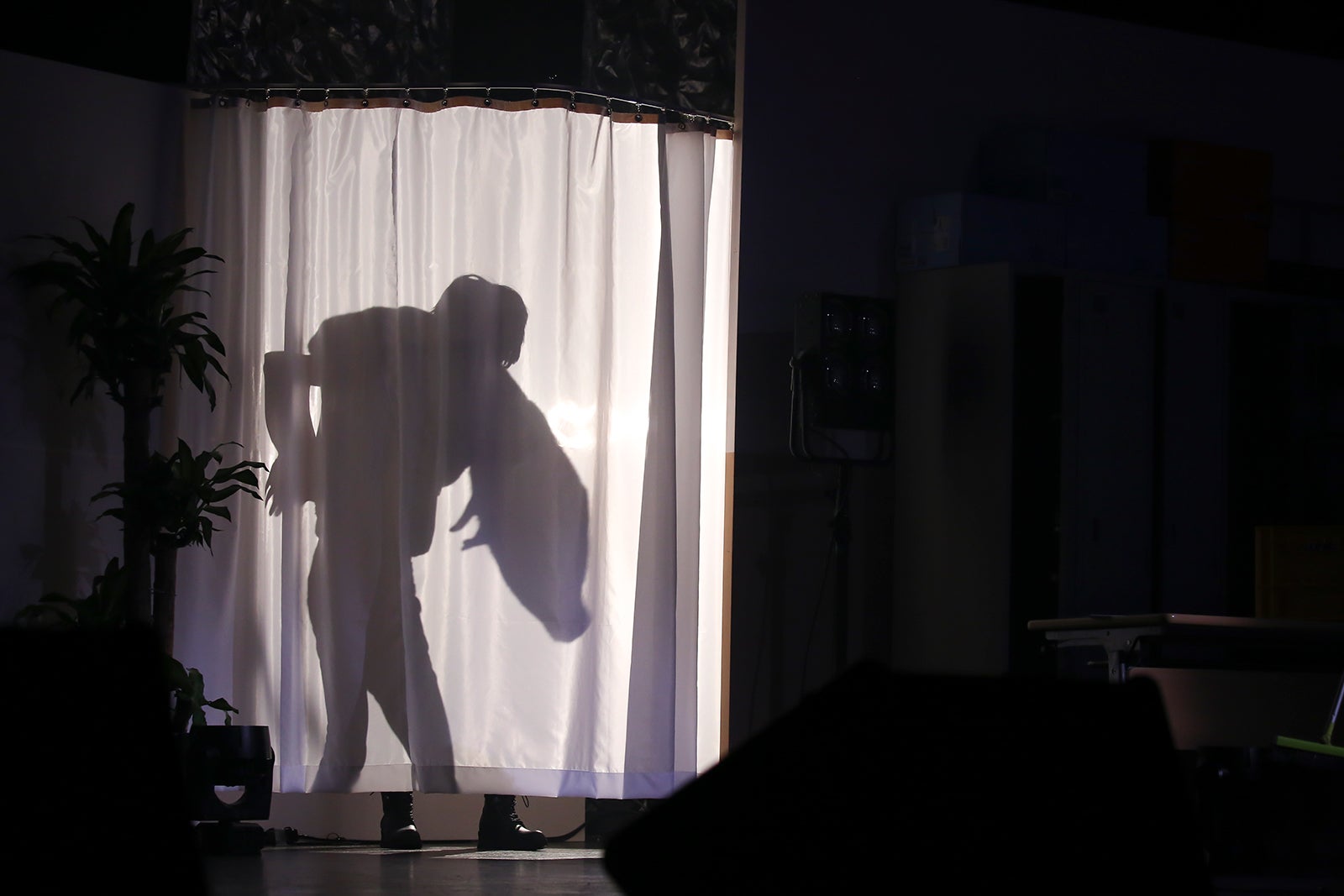 ドキドキの生着替え！／Photo by Kenichi Sasamori