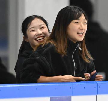 フィギュア 中井亜美が坂本花織さんをバックハグ！ミラノ・コルティナ五輪で注目の2人 シニア合宿でほっこりシーン