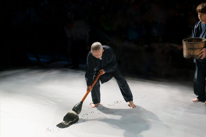 ＜鈴木敏夫氏による揮毫の様子＞撮影：山本彩乃 