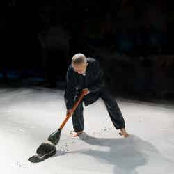 <鈴木敏夫氏による揮毫の様子>撮影:山本彩乃