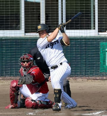 ファウルの打球が一塁側中継カメラマンを直撃のアクシデント 担架が運び込まれる 練習試合・阪神－楽天戦