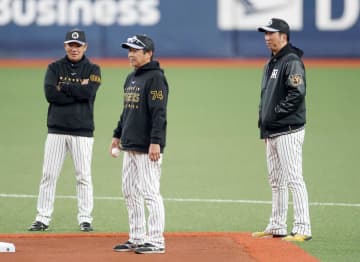 阪神 京セラの人工芝確認 中野「打球がちょっと緩くなるので守りやすい」小幡「打球が死ぬので行き過ぎないように」