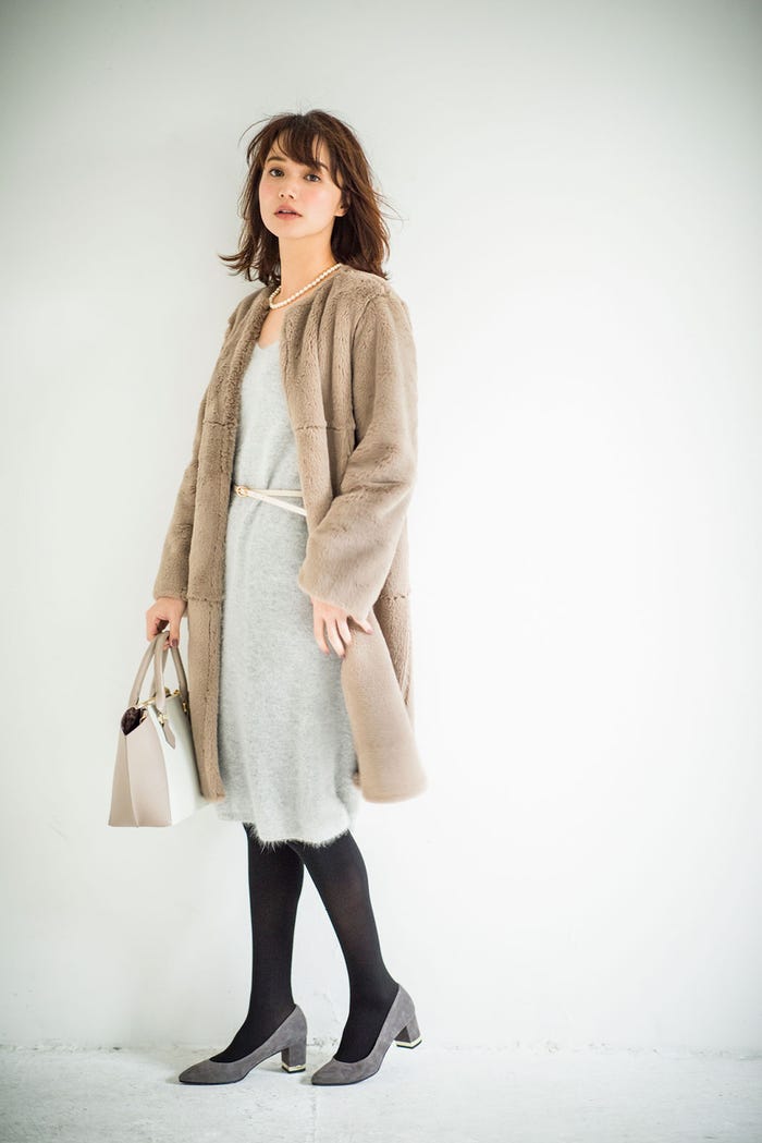 リバーシブルコート¥26,000/JUSGLITTY、ベルトつきアンゴラワンピース¥9,800/PROPORTION BODY DRESSING、ネックレス¥6,300/imac、バッグ¥40,000/サマンサタバサ、パンプス¥13,500/ダイアナ(ダイアナ銀座本店)、タイツ/私物(C)TOPLOG